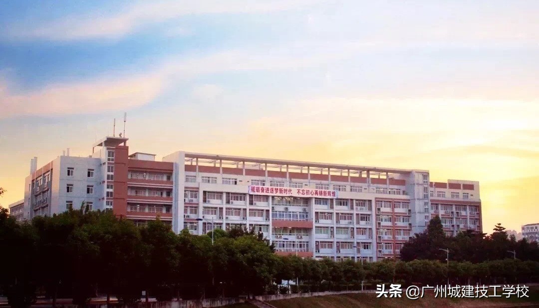 学校现有在校生5000余人,与广州城建职业学院共享1000多亩的校园资源.