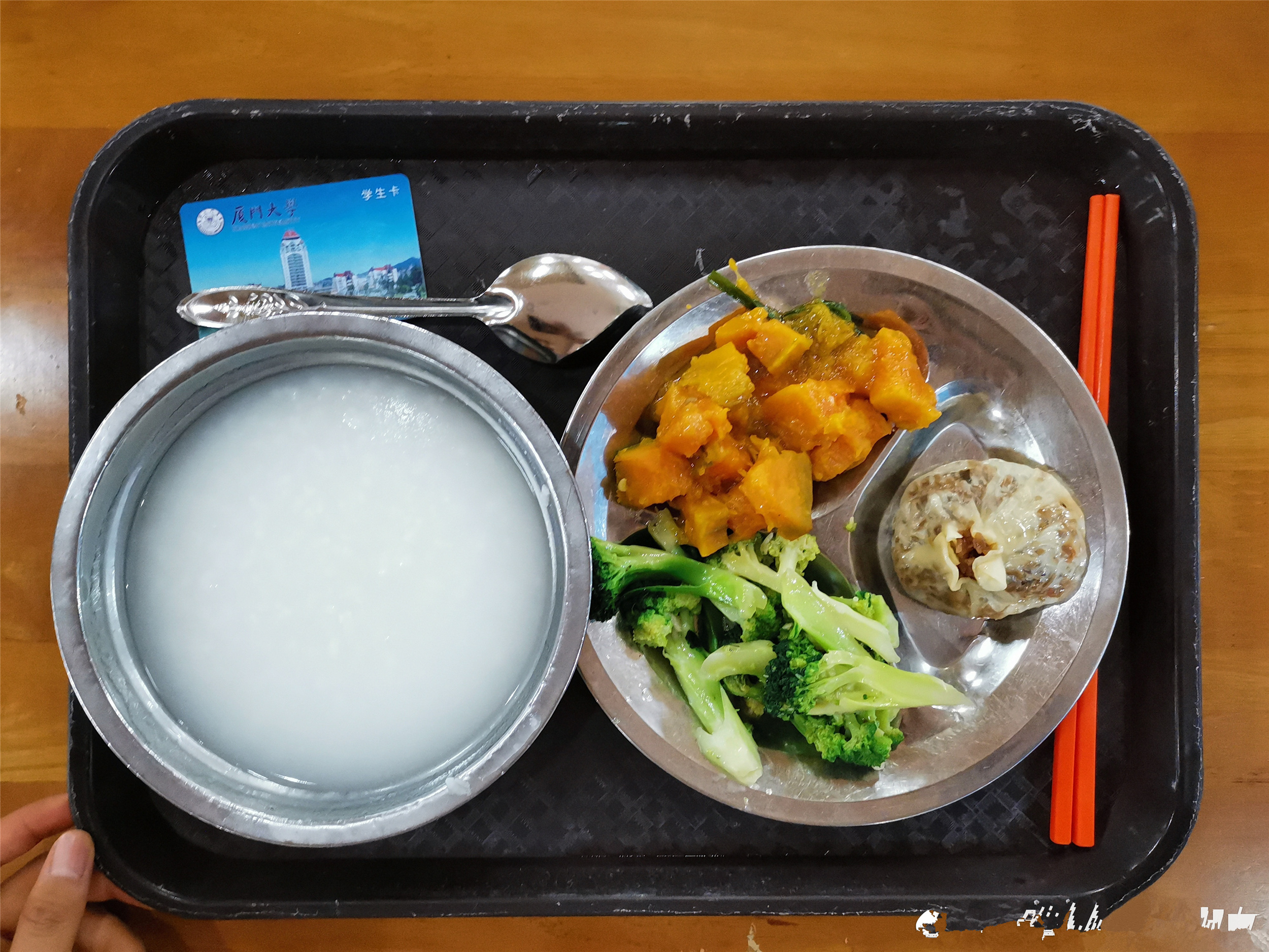 厦门大学食堂有多好？中式大厨做盘菜6元，米饭免费10年，值了