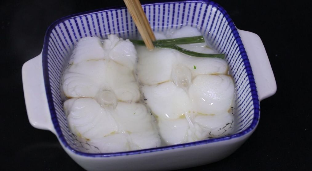 雪鱼肉怎么做好吃（教你葱油鳕鱼肉嫩且不腥的简单做法）