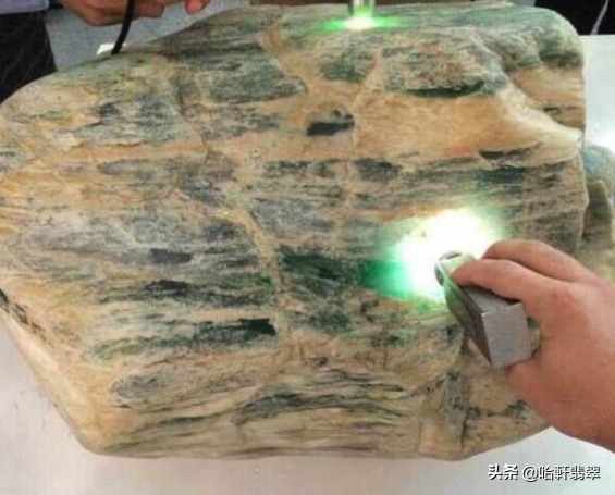 翡翠原石图片 用电筒怎么看翡翠真假