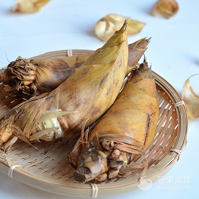 油焖冬笋的做法（7步轻松做出口感脆嫩的冬笋）