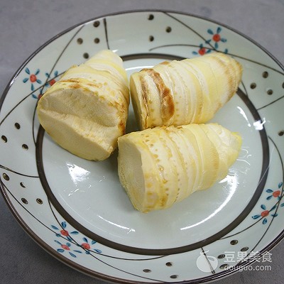油焖冬笋的做法（7步轻松做出口感脆嫩的冬笋）