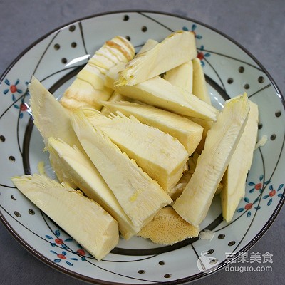 油焖冬笋的做法（7步轻松做出口感脆嫩的冬笋）