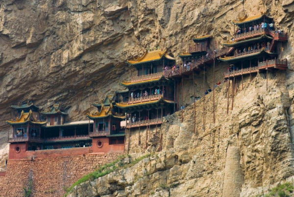 藏地密码的倒悬空寺,是一个非常大的建筑物,是提供给密徒修炼的,且是