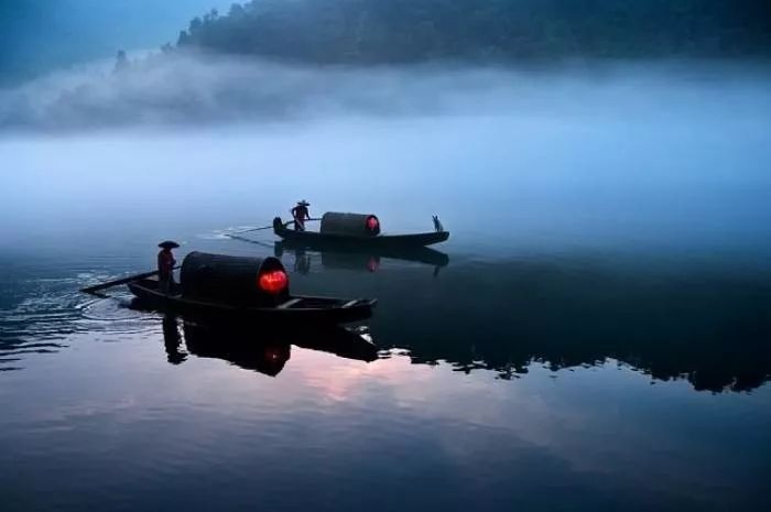 舟中夜起【宋】苏轼微风萧萧吹菰蒲,开门看雨月满湖.