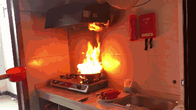 家里炒菜时油锅起火可以用什么灭火（家里炒菜锅用什么材质的好）