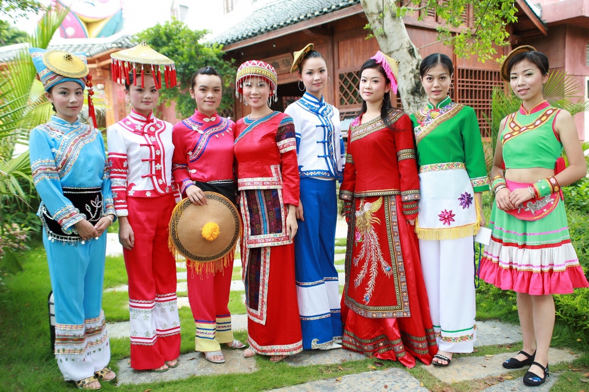 头戴"顶卡花,身着毛南族服饰的少女.