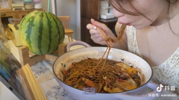 鸡蛋素焖面的家常做法「鸡蛋素焖面的家常做法」