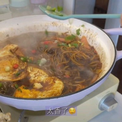鸡蛋素焖面的家常做法「鸡蛋素焖面的家常做法」