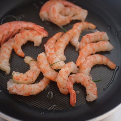 大蒜炒虾仁的家常做法「大蒜叶炒虾仁的家常做法」
