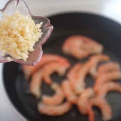 大蒜炒虾仁的家常做法「大蒜叶炒虾仁的家常做法」