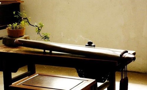 今夜偏知春气暖 今夜偏知春气暖,虫声新透绿窗纱