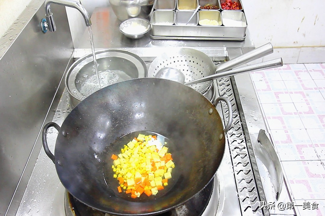 菠萝蒸饭最简单的做法窍门「菠萝蒸饭最简单的电饭煲做法?」