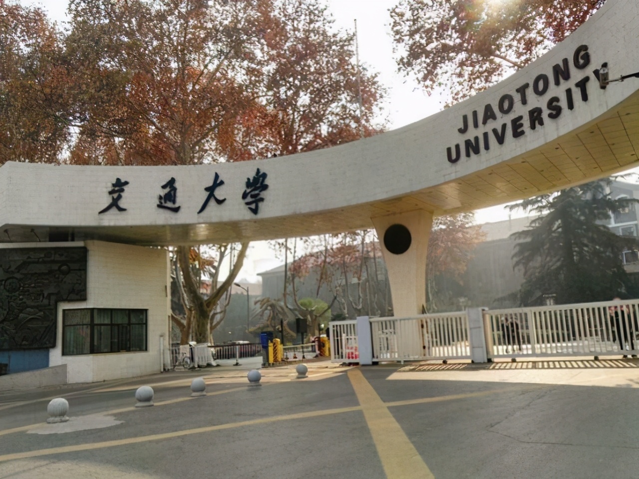 西安交通大学,位于陕西省西安市,是陕西省与国防科工局共建高校,其