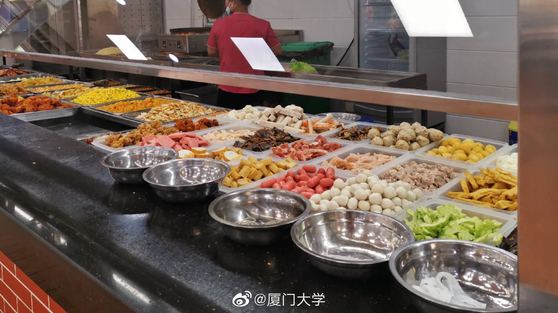厦门大学食堂有多好？中式大厨做盘菜6元，米饭免费10年，值了