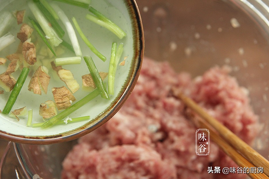 包饺子馅怎么调才好吃（3步教你调出鲜嫩多汁的饺子馅）