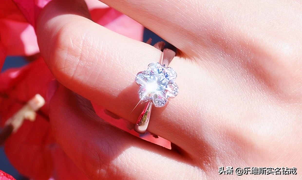 订婚戒指戴哪个手指 女士婚戒应该戴哪只手