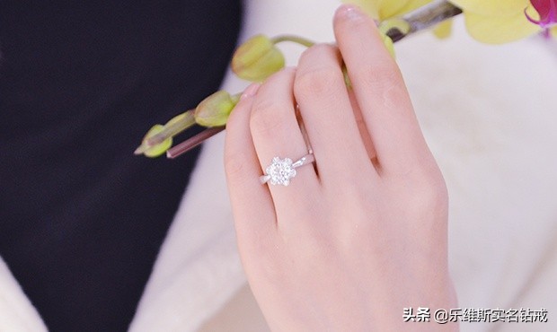 订婚戒指戴哪个手指 订婚戒指戴哪只手