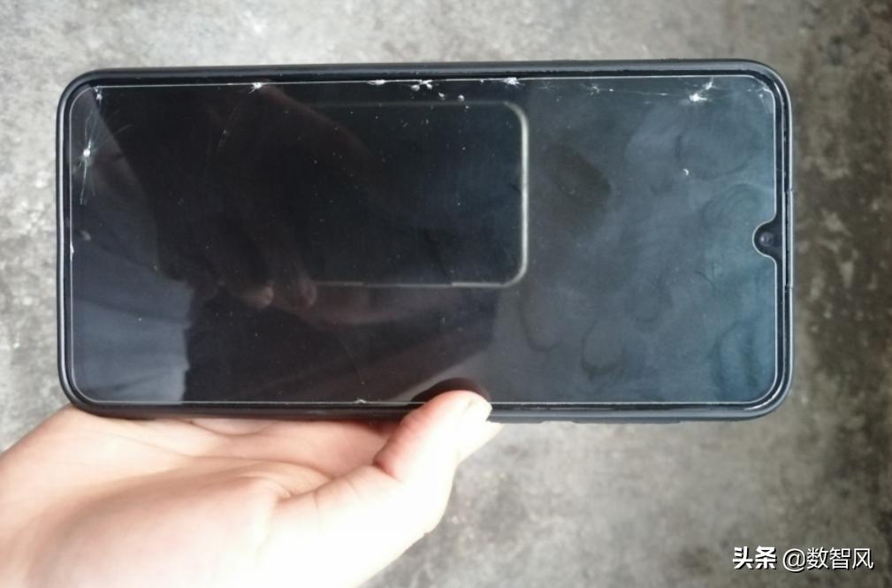 手机进水开不了机 手机进水无限重启原因
