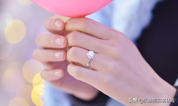 食指戴戒指什么意思 女士十指戴戒指的意义
