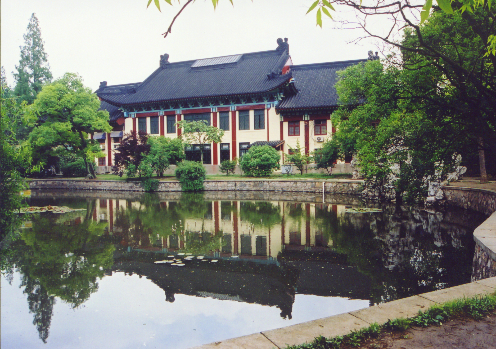 南京师大,曾是中国第一座女子大学,大文豪袁枚的随园所在地