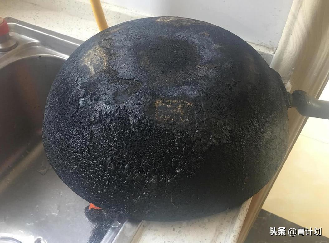 锅底烧糊的黑垢怎么去除 不锈钢锅内部烧黑了