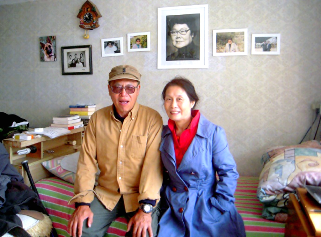 老鬼在书里讲完上述故事,意犹未尽,又写了几句充满感性文字:80岁的
