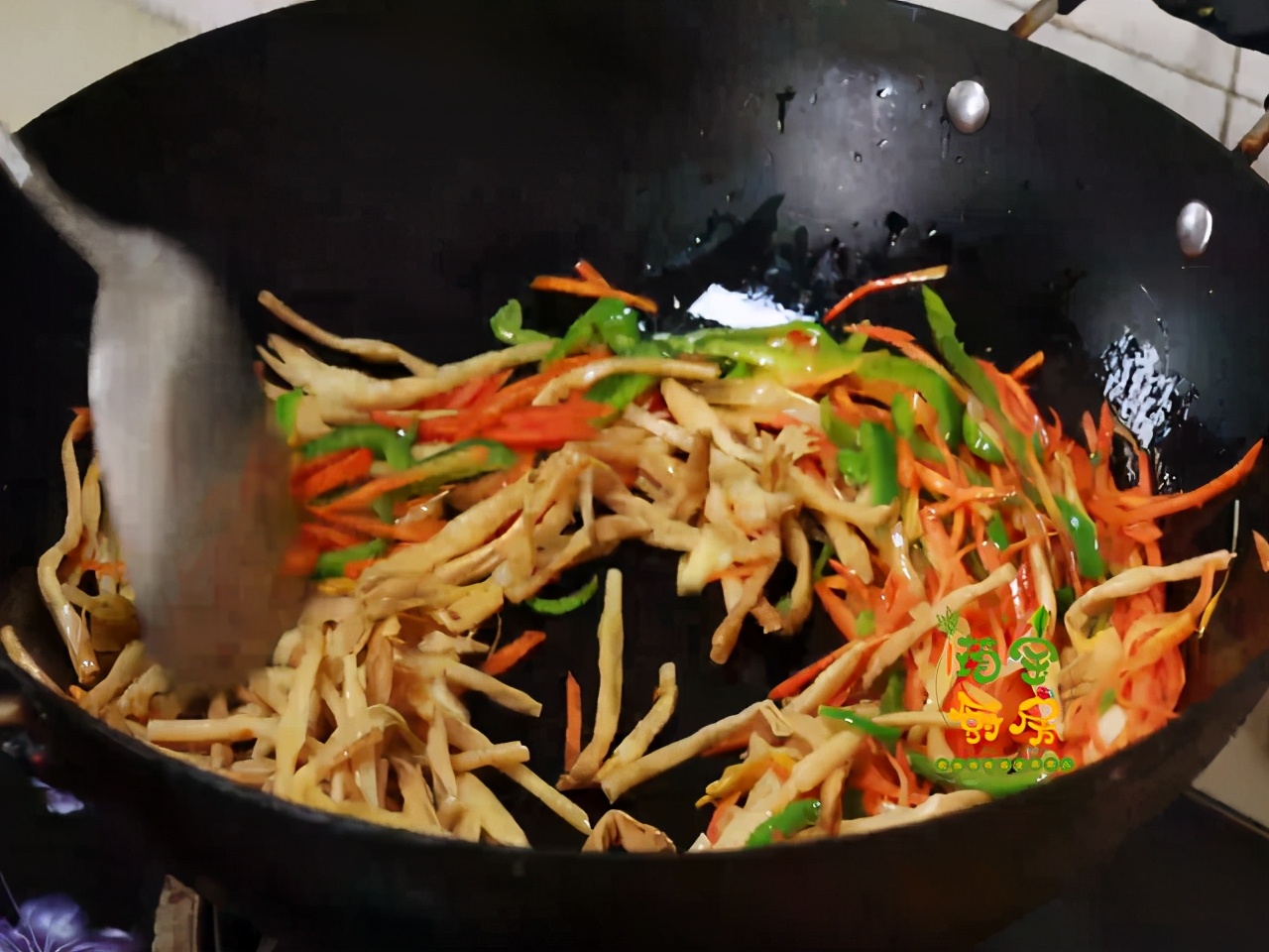 金针菜的做法大全家常做法（黄花菜这样做鲜嫩脆爽还下饭）