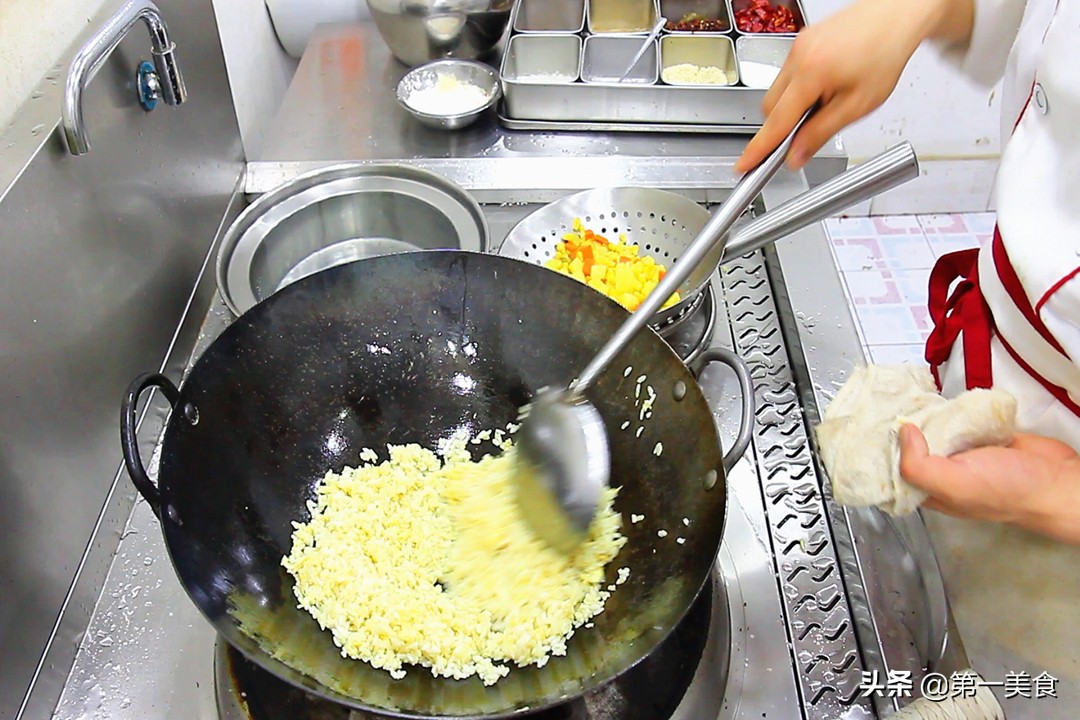 菠萝蒸饭最简单的做法窍门「菠萝蒸饭最简单的电饭煲做法?」