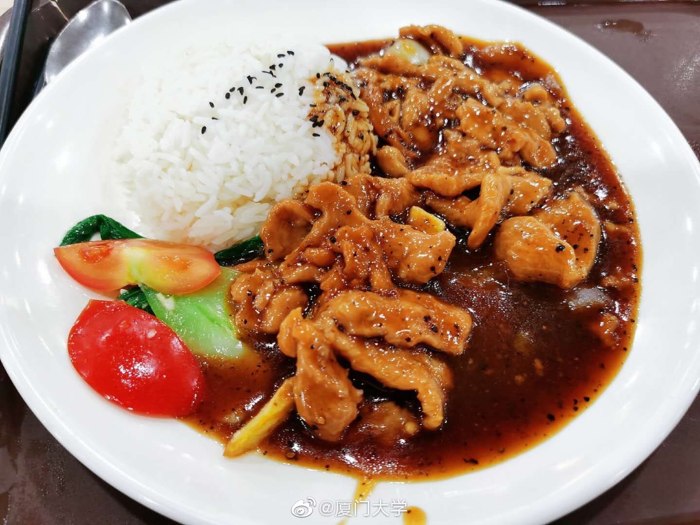 厦门大学食堂有多好？中式大厨做盘菜6元，米饭免费10年，值了