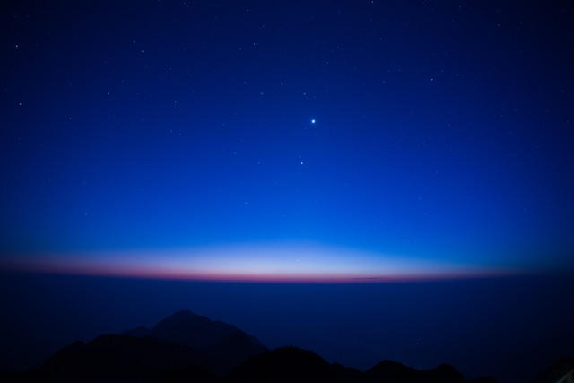 月亮旁边的星星 月亮旁边的那颗最亮的星是卫星吗