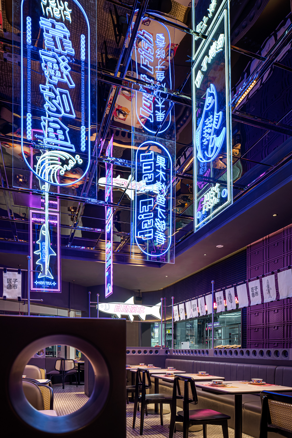 赛博朋克风的烤鱼品牌空间设计，“鱼市”也能这么潮酷？