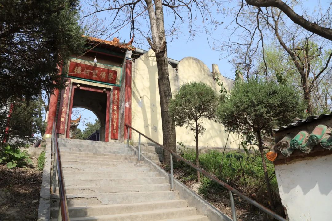 春日里的蟾虎寺空气清新,风光秀美,土丘之上,茂林深处钟鼓鸣,繁花侧畔