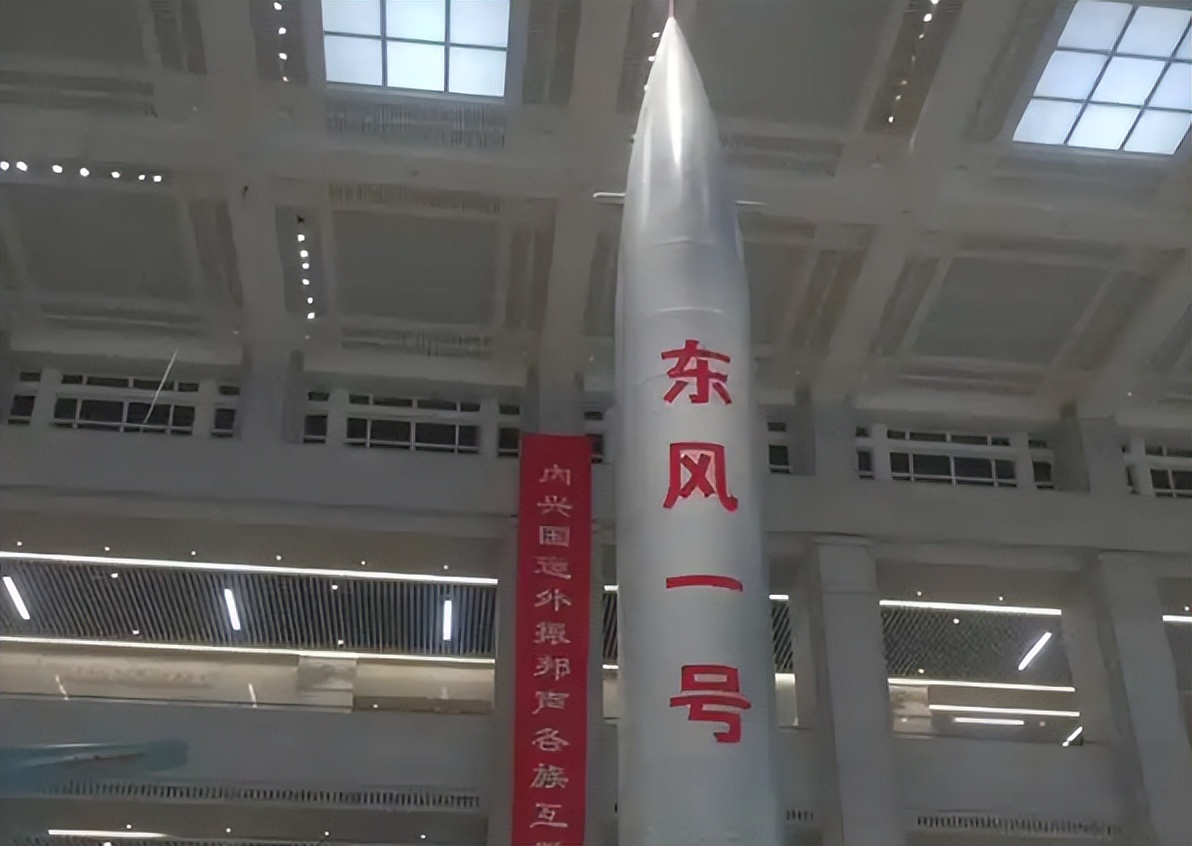 现在的东风导弹,也经历了两代的技术更迭和发展.