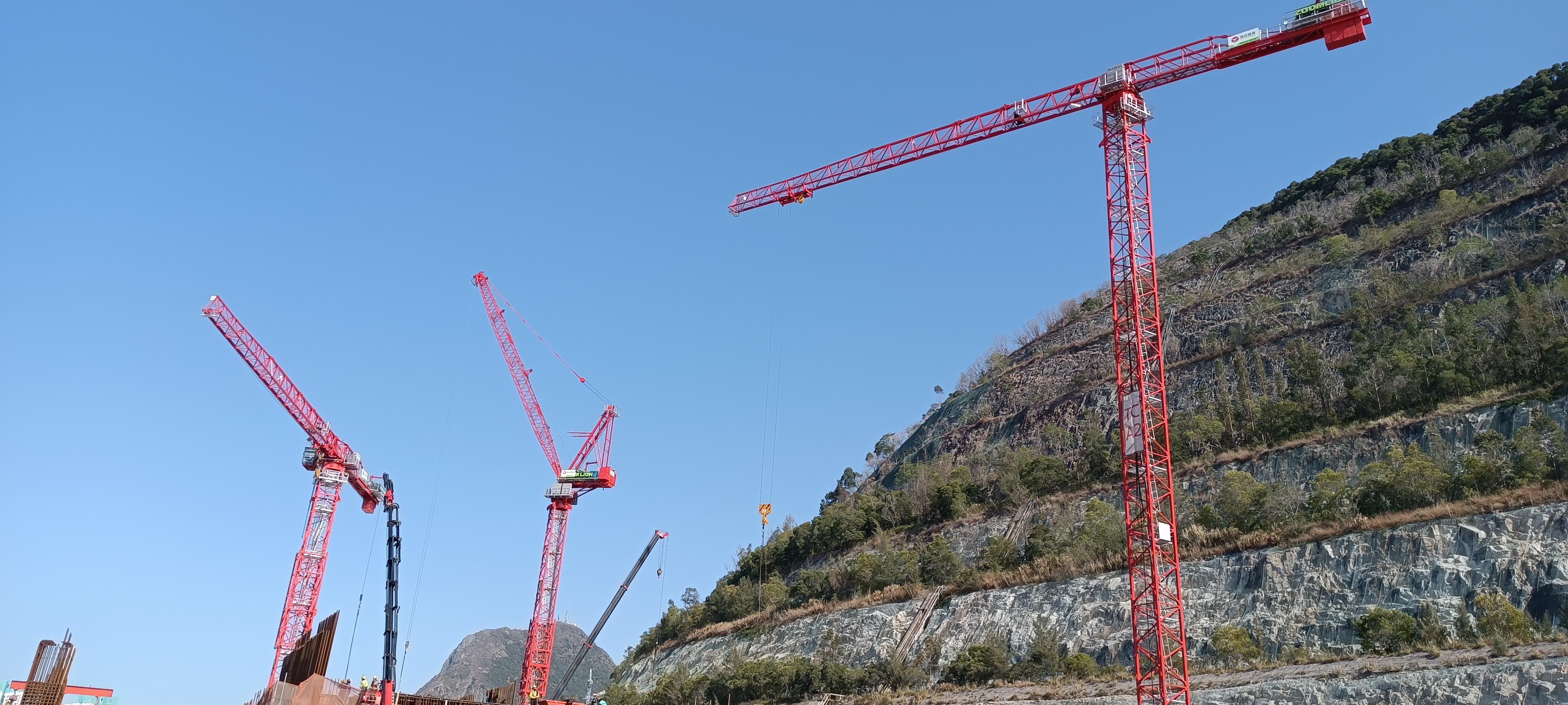 实力超群的“三剑客”：九游会重科塔机装备高效助建香港公屋项目
