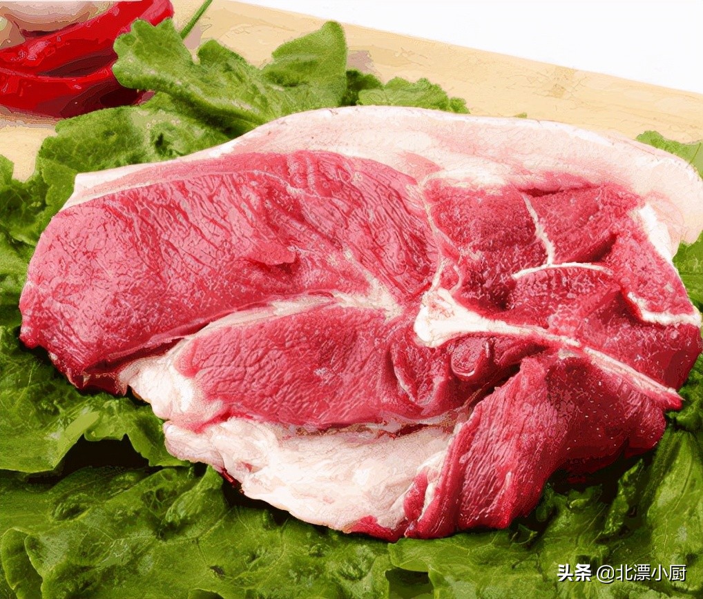 弹子肉,又称拳头肉或元宝肉;位于后腿棒子骨前的一块球形;外面有一层