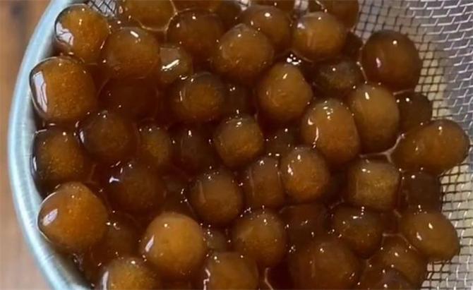 珍珠奶茶的珍珠怎么做 奶茶里的珍珠是用什么做的