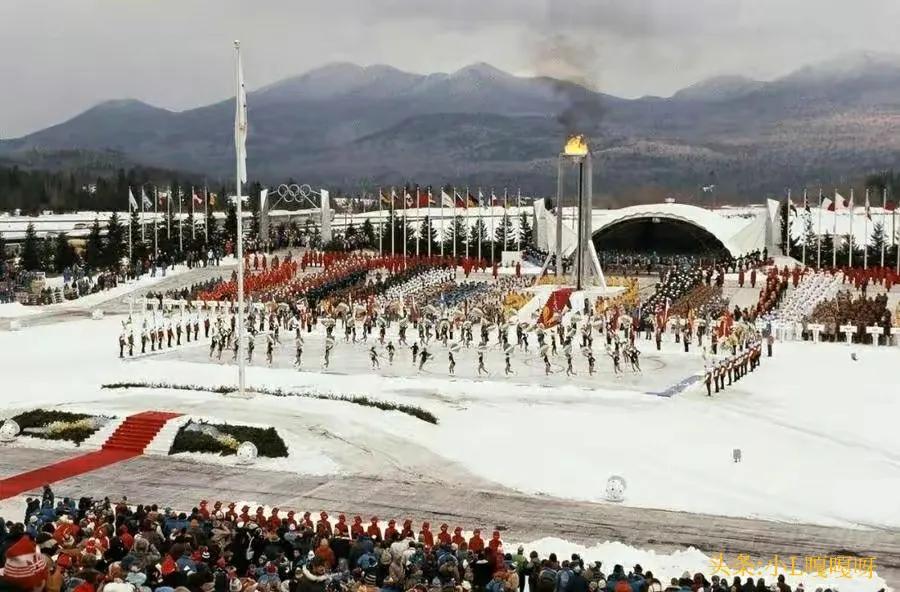 1980年美国普莱西德湖冬奥会,开幕式现场看台上拉起"热烈