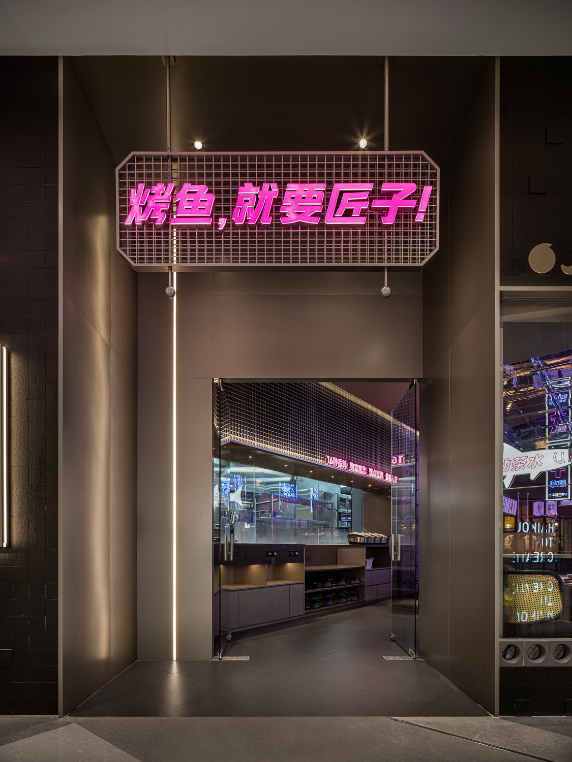赛博朋克风的烤鱼品牌空间设计，“鱼市”也能这么潮酷？