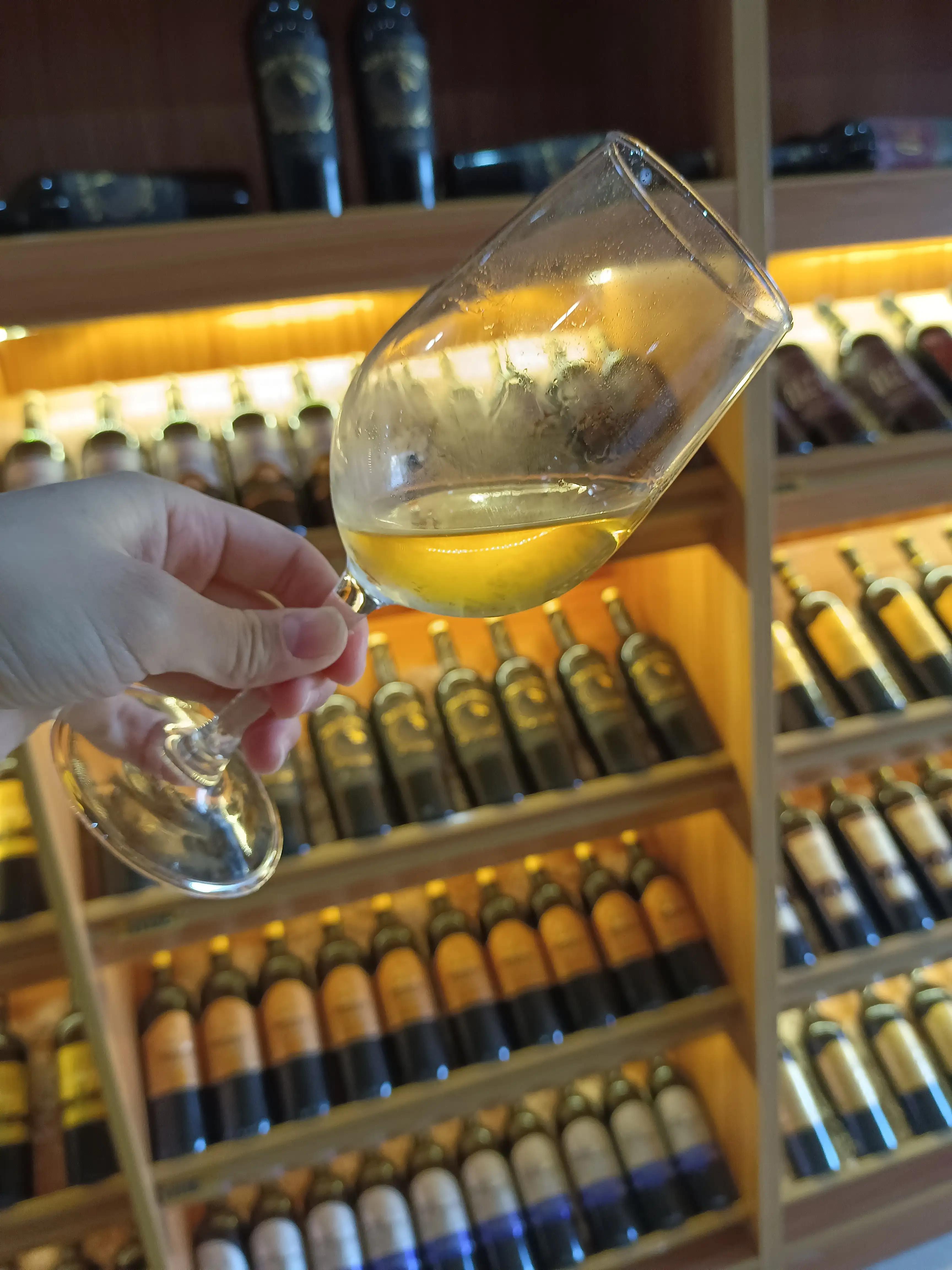 白葡萄酒和红葡萄酒的区别 白葡萄酒和红葡萄酒的区别哪个好喝