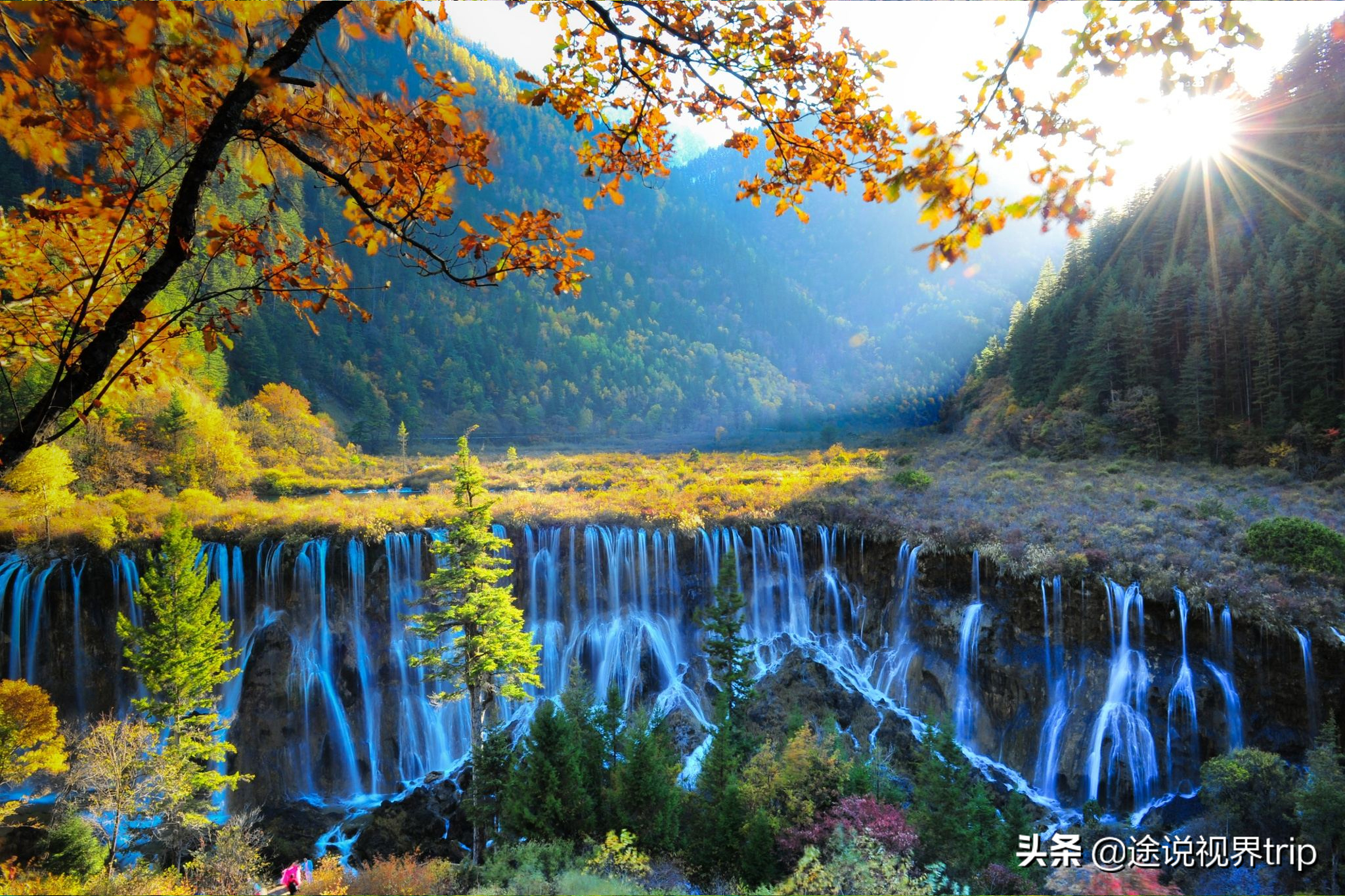 九寨沟位于四川阿坝九寨沟县境内,九寨沟被誉为童话世界,水景之王.