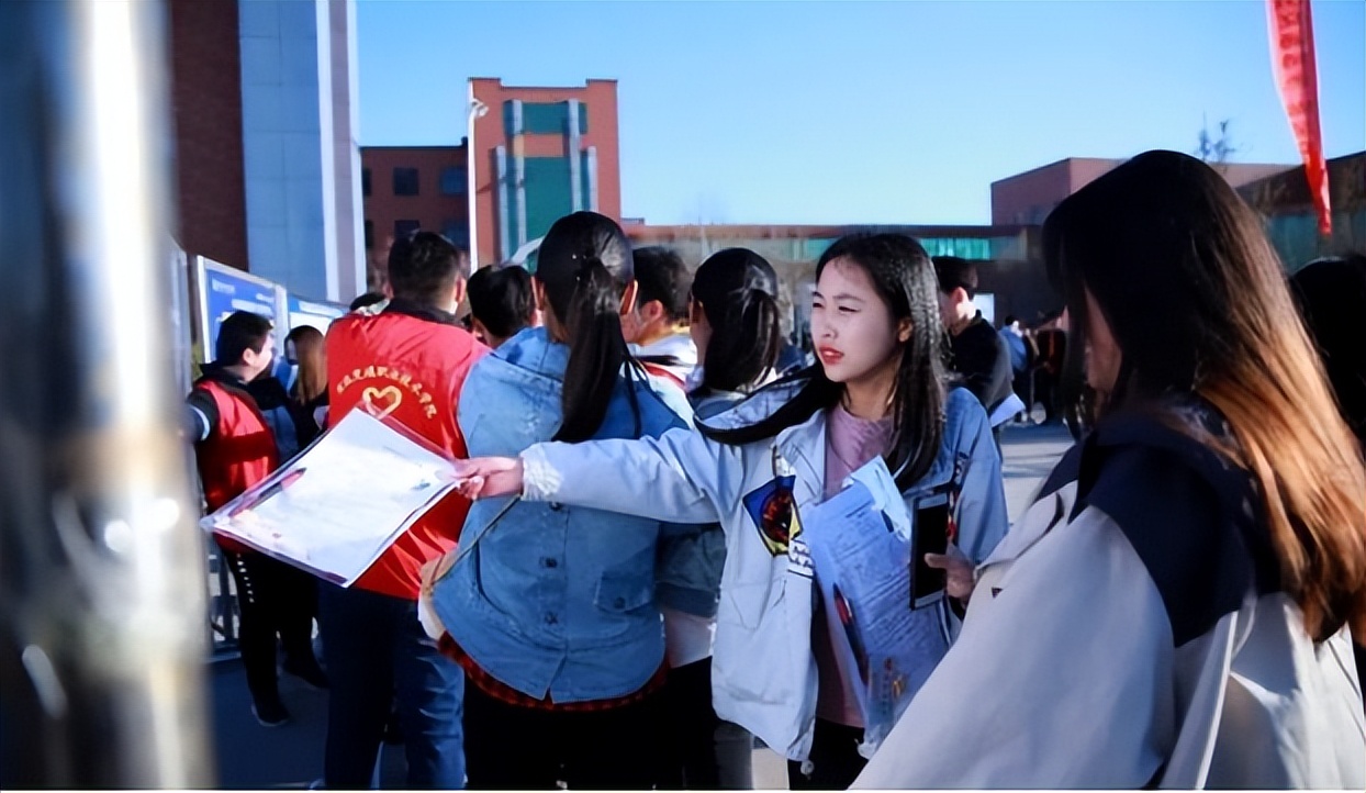 上大学后才明白，高考考上大专和走单招的区别很大，但愿你没选错