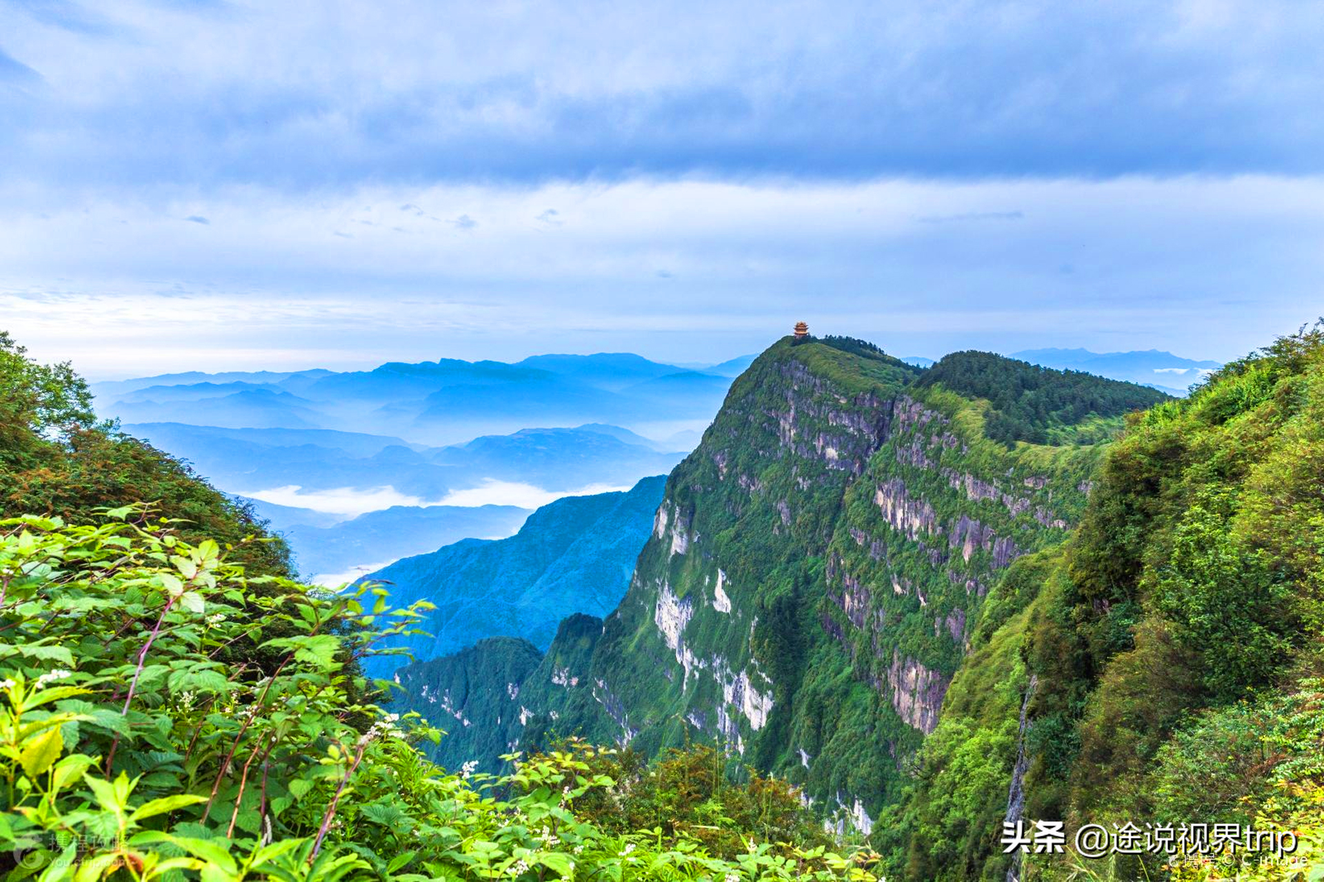 四川盆地的西南边缘,是中国四大佛教名山之一,世界文化与自然双遗产