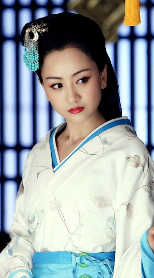 虽然说现在也很流行单眼皮小眼睛,但是就普遍审美而言,人们都更喜欢大