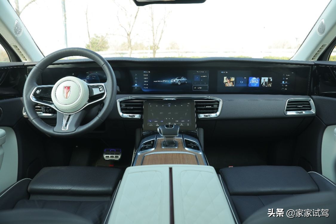内饰方面,红旗e-hs9采用了全液晶仪表盘 大尺寸中控屏 副驾驶位显示屏