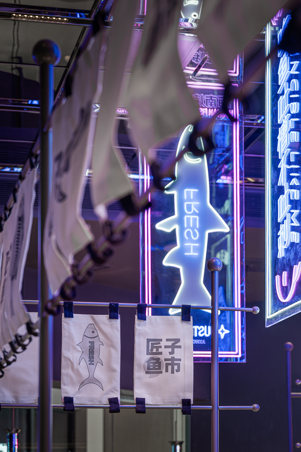 赛博朋克风的烤鱼品牌空间设计，“鱼市”也能这么潮酷？
