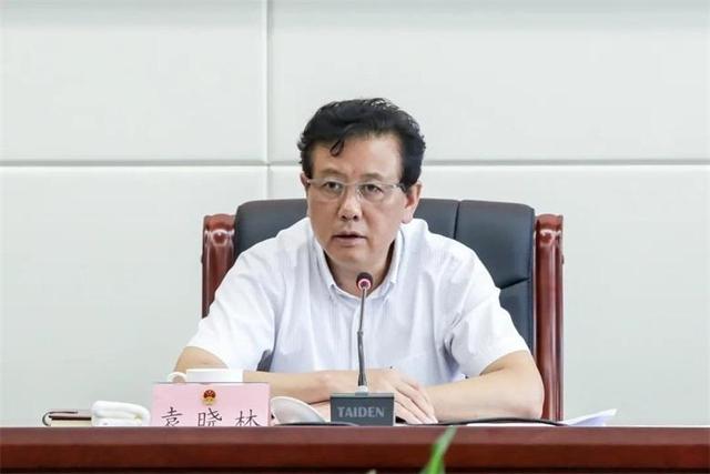 南都记者注意到,袁晓林是上海本土官员,从政30年直至今年9月被查,落马