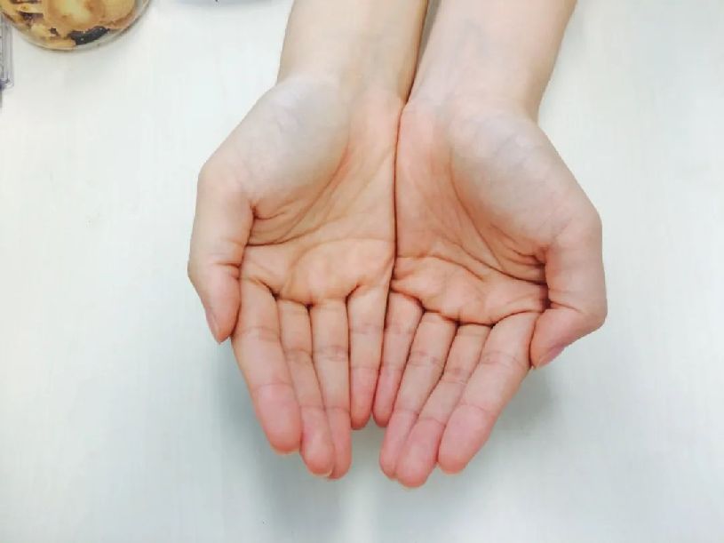 手掌脱皮是怎么回事 手掌脱皮警惕四种病