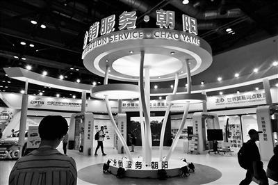 戴上VR镜体验“全球购”-深圳市朝阳兴业办公设备有限公司