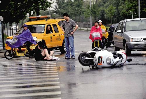 闯红灯被撞电动车车主“倒赔”2500元-开车撞坏别人车灯赔多少钱